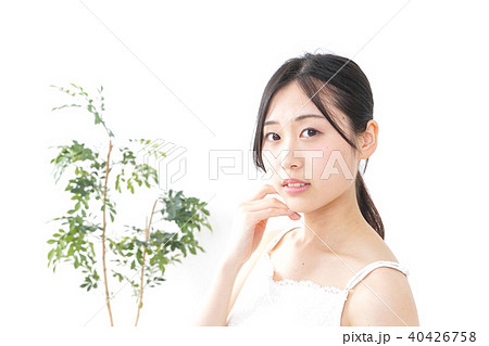 スキンケアをする若い女性 スキンケアをする若い女性 40426758