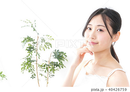 スキンケアをする若い女性 40426759