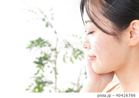 スキンケアをする若い女性 40426766