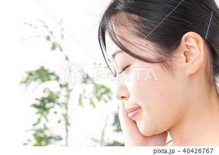 スキンケアをする若い女性 スキンケアをする若い女性 40426767