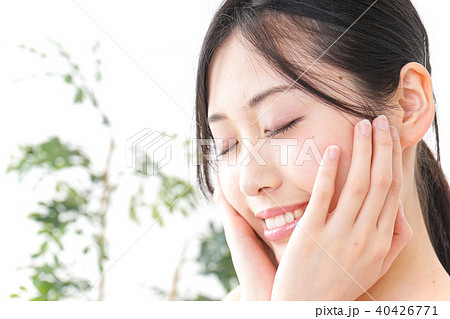 スキンケアをする若い女性 40426771