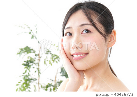スキンケアをする若い女性 40426773