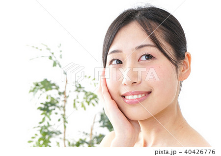 肌をケアする若い女性 肌をケアする若い女性 40426776