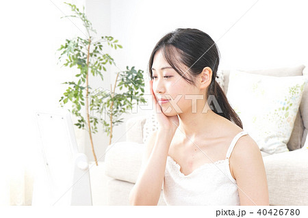 肌をケアする若い女性 肌をケアする若い女性 40426780