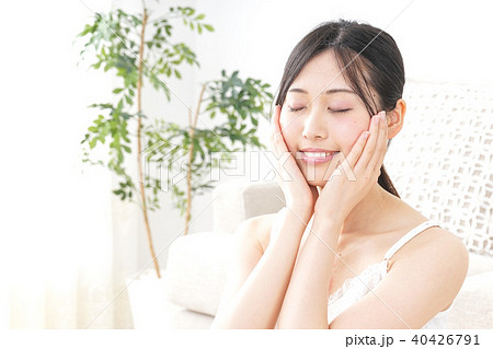 肌をケアする若い女性 肌をケアする若い女性 40426791