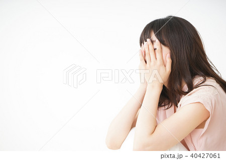 ひとりぼっちの若い女性 40427061