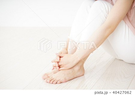 ひとりぼっちの若い女性 40427062
