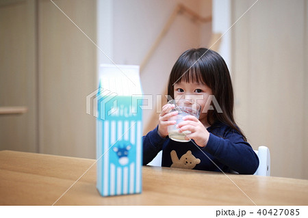 牛乳 (ミルク 子供 風呂上がり 幼児 女の子 2才 2歳 飲み物 ドリンク パジャマ 寝巻き) 牛乳 (ミルク 子供 風呂上がり 幼児 女の子 2才 2歳 飲み物 ドリンク パジャマ 寝巻き) 40427085