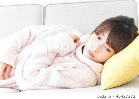 自宅で寝る若い女性 40427272