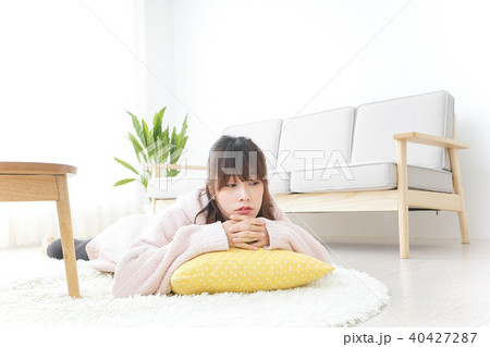 自宅で寝る若い女性 40427287