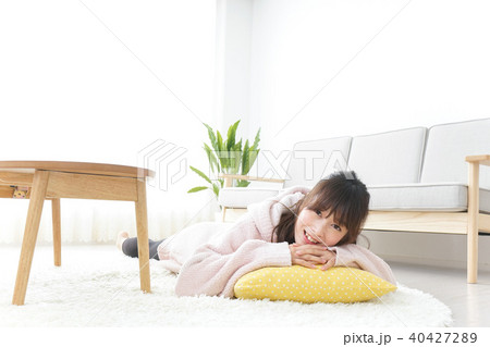自宅で寝る若い女性 40427289