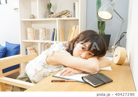 自宅で寝る若い女性 自宅で寝る若い女性 40427290