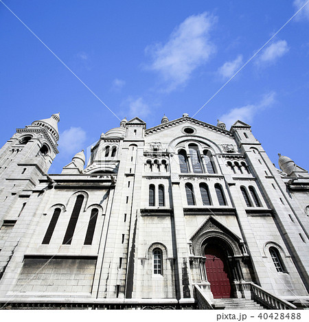The basilica of Sacre-Coeur in Montmartre, Paris. 40428488