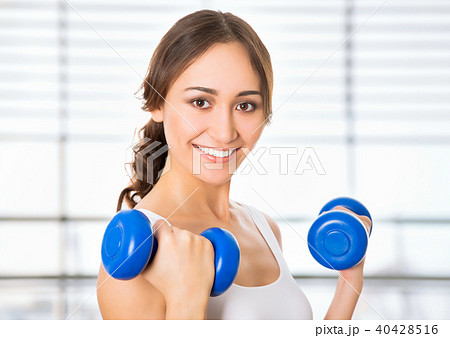 Pretty fitness woman 40428516
