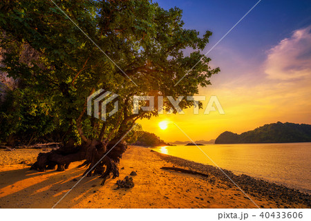 Sunset over the beach of Ko Hong island in the Krabi province, Thailand Sunset over the beach of Ko Hong island in the Krabi province, Thailand 40433606