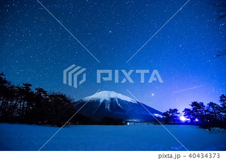 日本、鳥取県、日本百名山・夜の大山の絶景、四季にわたる雄姿 40434373