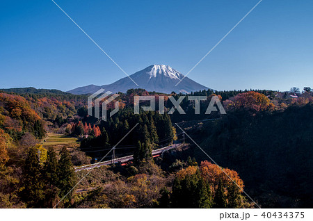 日本、鳥取県、日本百名山・紅葉の大山の絶景、四季にわたる雄姿 40434375