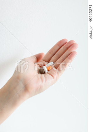 Right hand is holding tablet medicines. 40435271
