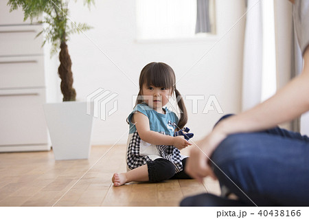 お手伝い　洗濯物をたたむ女の子 40438166
