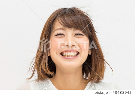 笑う若い女性の写真素材