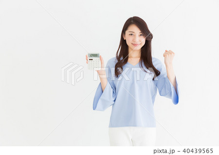 電卓を持つ女性　笑顔 40439565