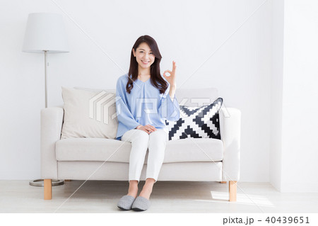 ソファに座る女性 ソファに座る女性 40439651