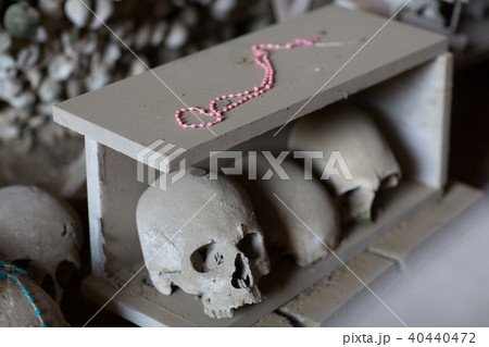 Skull and bones 40440472