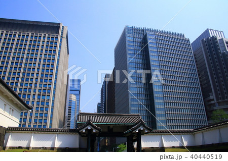 東京都大手門と高層ビル 40440519