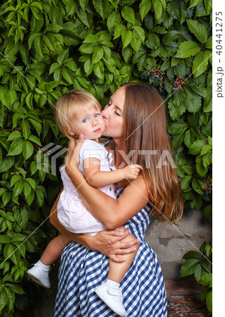 Family, mother and daughter 40441275