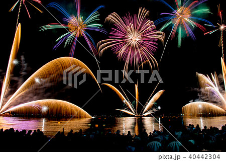 福井 敦賀 気比海岸 とうろう流しと大花火大会 花火大会を見物する人々 福井 敦賀 気比海岸 とうろう流しと大花火大会 花火大会を見物する人々 40442304