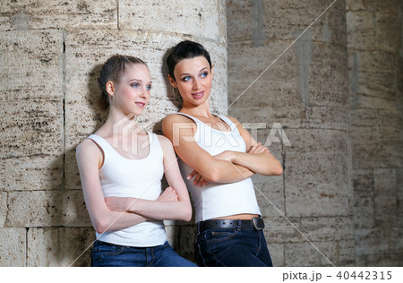 Family, mother and daughter 40442315