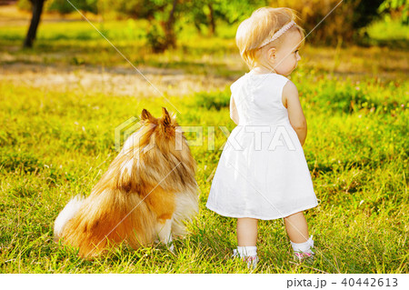 Little girl and dog Little girl and dog 40442613