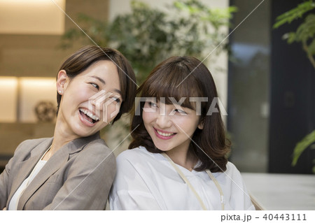 仲良しOLイメージ 40443111