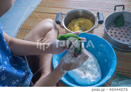Make a dessert thai to make merit. 40444078