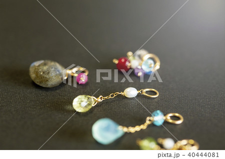 カラフルな天然石のネックレストップ 40444081