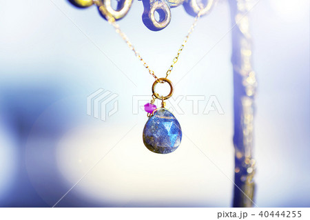 天然石のネックレスとカラフルバック 40444255