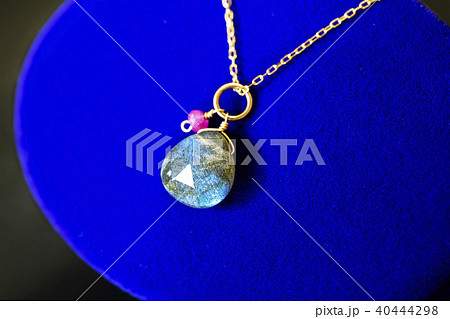 ケースの上に置いたネックレス ケースの上に置いたネックレス 40444298