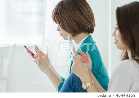 スマホを使う女性 スマホを使う女性 40444358