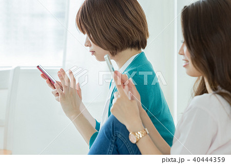スマホを使う女性 スマホを使う女性 40444359