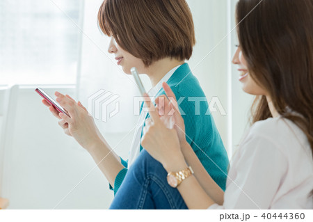 スマホを使う女性 40444360