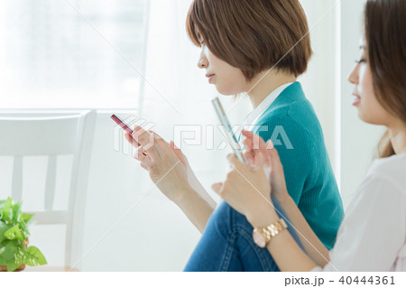 スマホを使う女性 スマホを使う女性 40444361