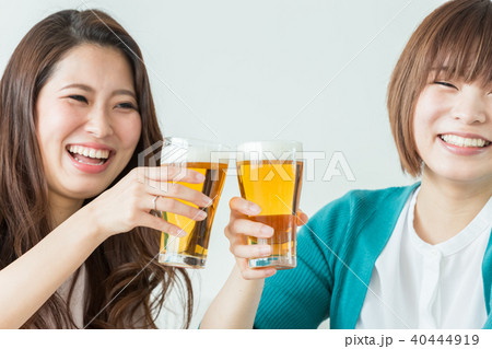 ビールで乾杯する女性の写真素材