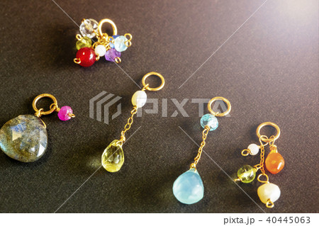 カラフルな石のネックレストップとカラフルバック カラフルな石のネックレストップとカラフルバック 40445063