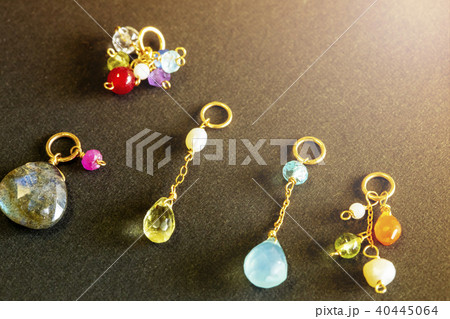 カラフルな石のネックレストップとカラフルバック 40445064