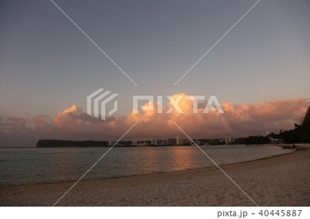 夕暮れの砂浜 40445887
