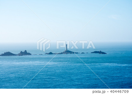 小さい岩島に作られた灯台と遠くに見える水平線 イギリス郊外にて 小さい岩島に作られた灯台と遠くに見える水平線 イギリス郊外にて 40446709
