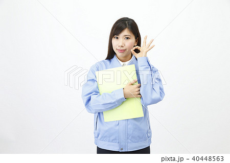 作業服を着た女性 40448563