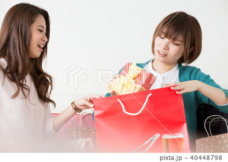 友人へのプレゼントを渡す女性 40448798