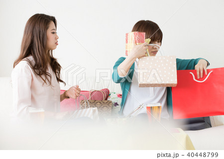 友人へのプレゼントを渡す女性 友人へのプレゼントを渡す女性 40448799