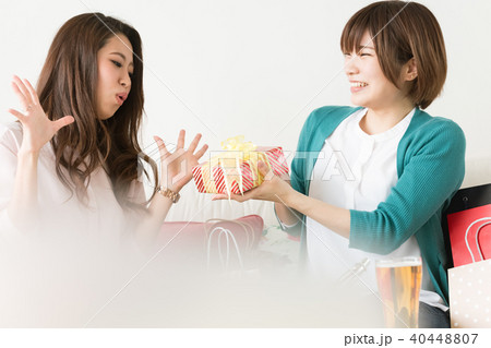 友人へのプレゼントを渡す女性 友人へのプレゼントを渡す女性 40448807